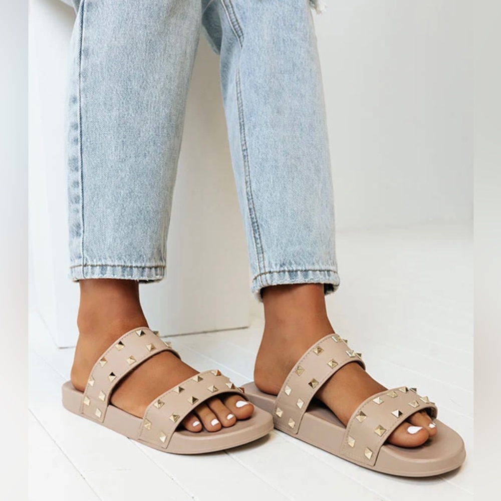 Bamboo luxe taupe colored 'Tish' sandal. Size: 7.